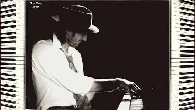 TG-Playing-Piano-mit-Hut-with-keys-LR---low-resolution